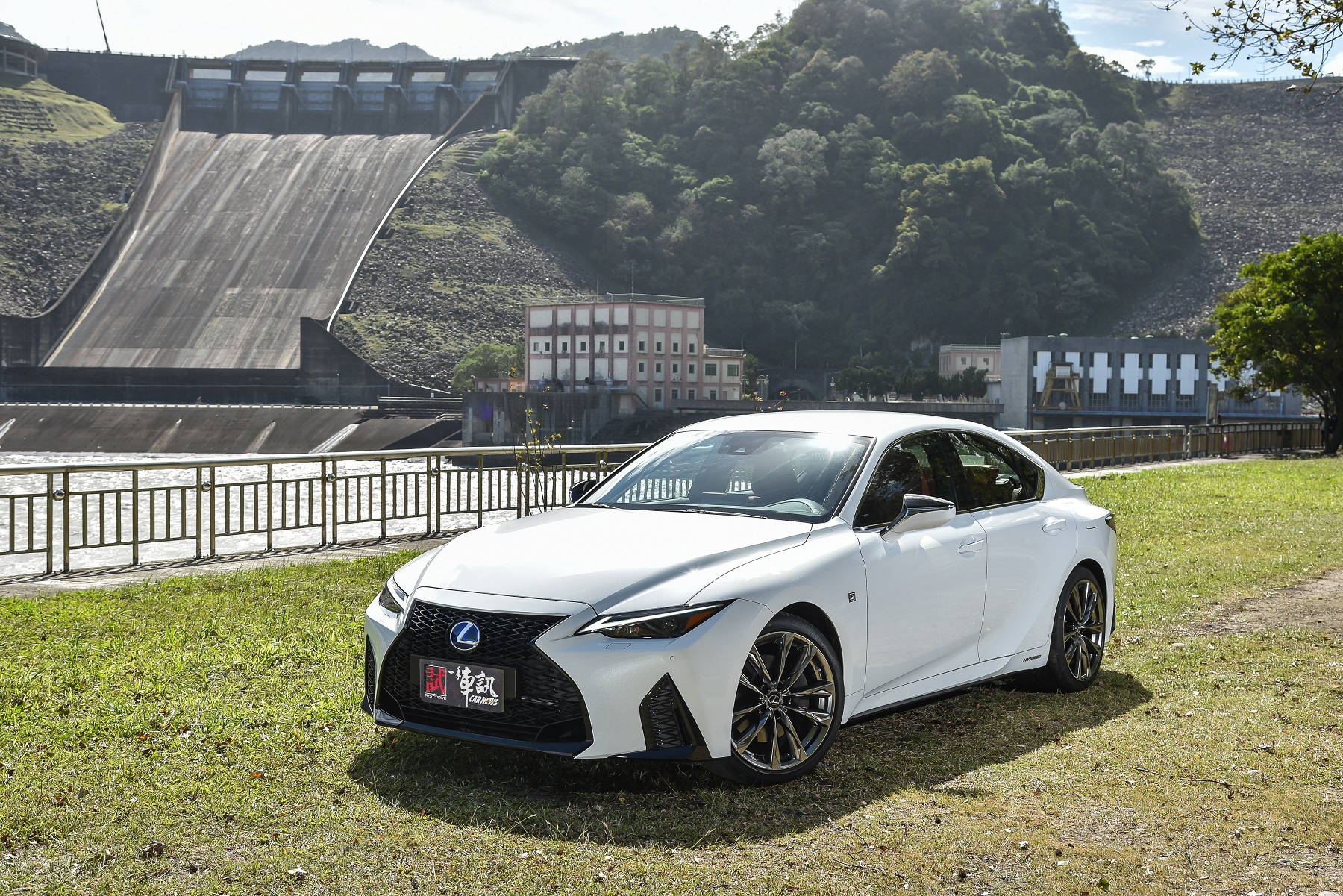 [試駕] 霸氣入味 Lexus New IS 300h F Sport 試駕體驗 CARNEWS